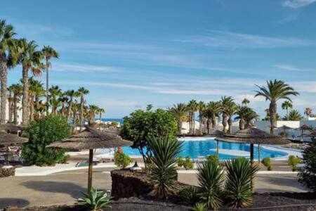 Fantástico apartamento en Las Coronas, gran terraza con vistas al mar y recién reformado completamente Costa Teguise Esterno foto